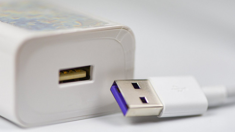 un încărcător și un cablu USB-C