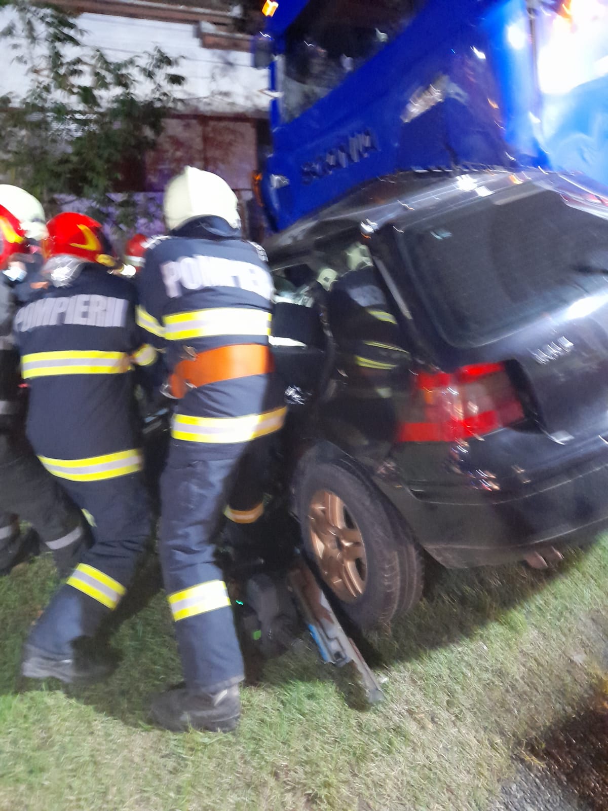 Accident grav în județul Caraș-Severin. Patru persoane au murit după ce mașina în care se aflau a intrat sub un TIR