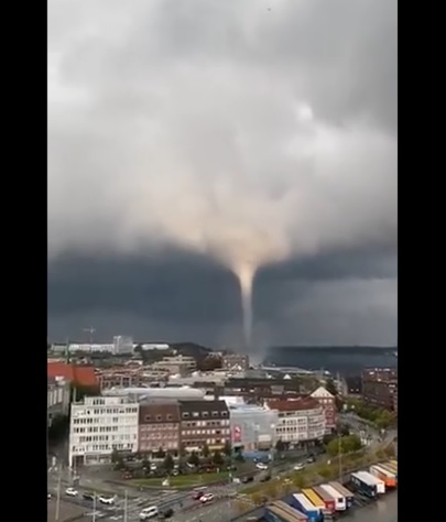 O trombă marină a ajuns pe uscat în Germania. Oamenii au fost luați pe sus și aruncați în apă