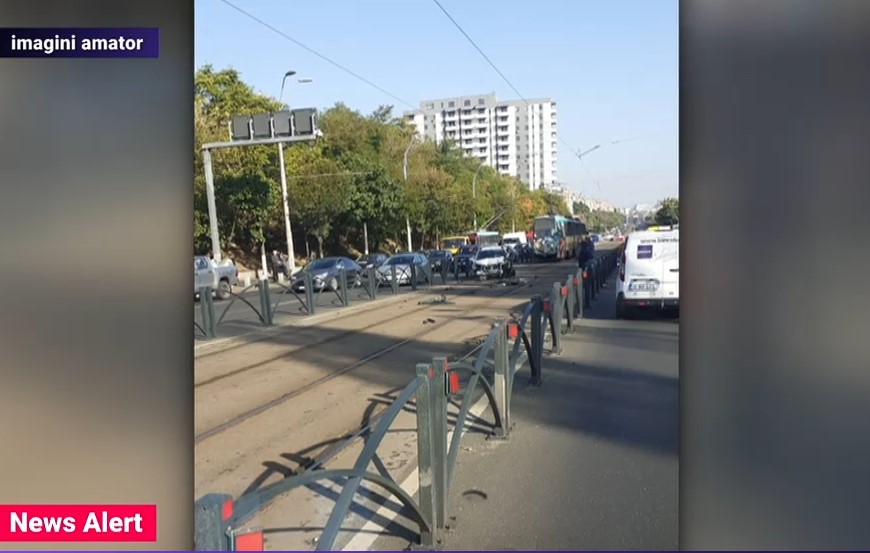 VIDEO. Circulația tramvaielor, blocată la Piața Sudului. O mașină a ajuns pe linia de tramvai, în urma unui accident