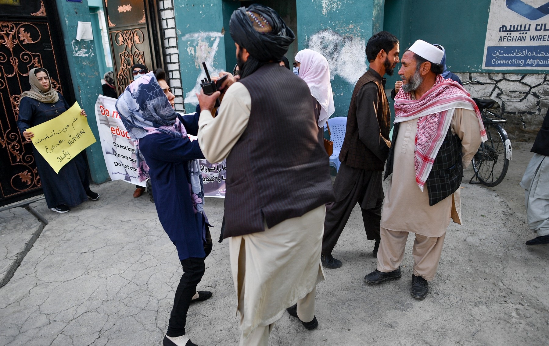 Protest al femeilor din Kabul, întrerupt violent de talibani, care au tras cu arma. Și jurnaliștii au fost agresați