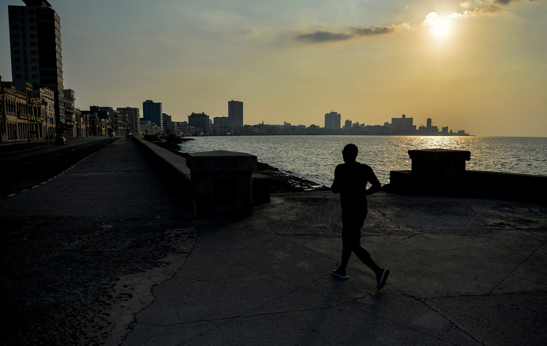 Guvernul cubanez relaxează restricțiile pandemice. Plajele din Havana se redeschid, însă purtarea măștii rămâne obligatorie