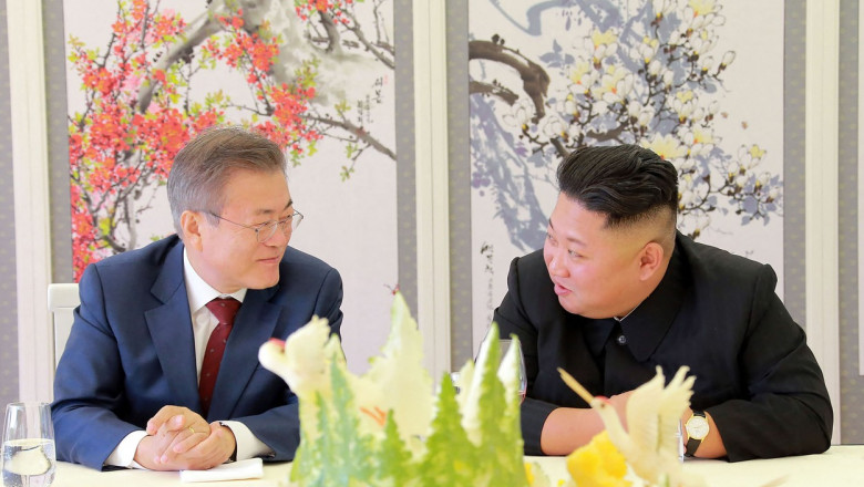 Președintele sud-coreean și dictatorul nord-coreean se uita unul la celalalt