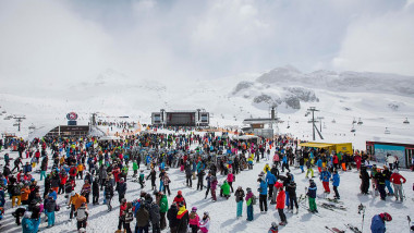 statiunea de ski ischgl austria alpi oameni zapada multime