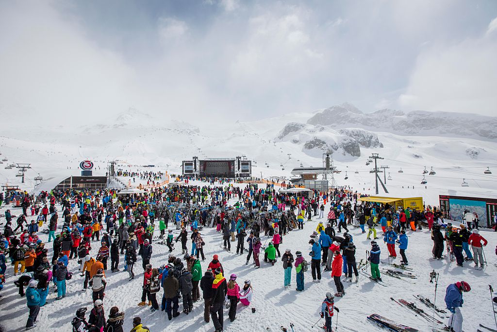 Un turist cere 90.000 de euro de la statul austriac pentru că nu a oprit focarul de Covid-19 din stațiunea Ischgl