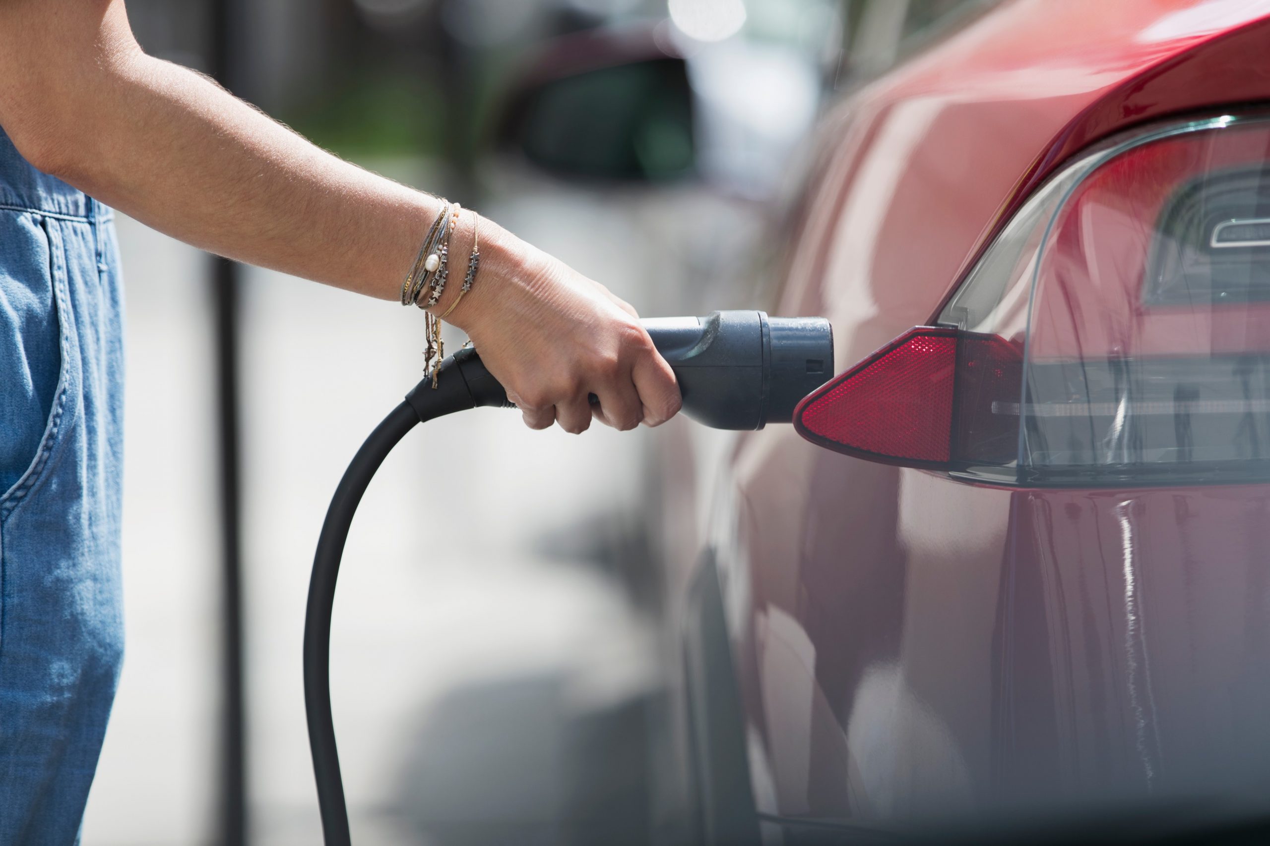 Proiect al autorităților din România: Schimbare majoră la numerele de înmatriculare. Sunt vizate mașinile electrice și hibrid
