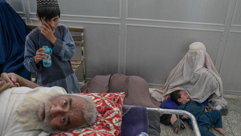Oameni așteaptă să fie tratați pe holurile unui spital din Kandahar