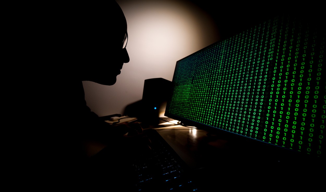 Un hacker a „spart” sistemele unor mari companii și a făcut pagube de 150 de milioane de dolari. A fost prins cu ajutorul Interpol