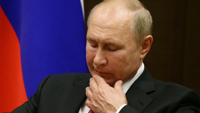Vladimir Putin cu degetul la bărbie