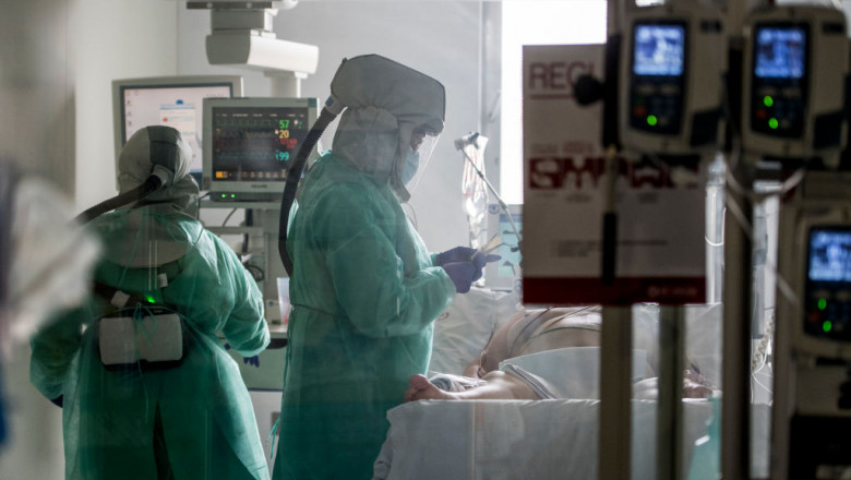 Rata mortalității, de 11 ori mai mare la persoanele nevaccinate, față de cele imunizate cu schemă completă (studiu)