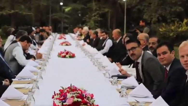 O masă lungă la care stau dipălomați străini și lideri talibani, la Kabul.