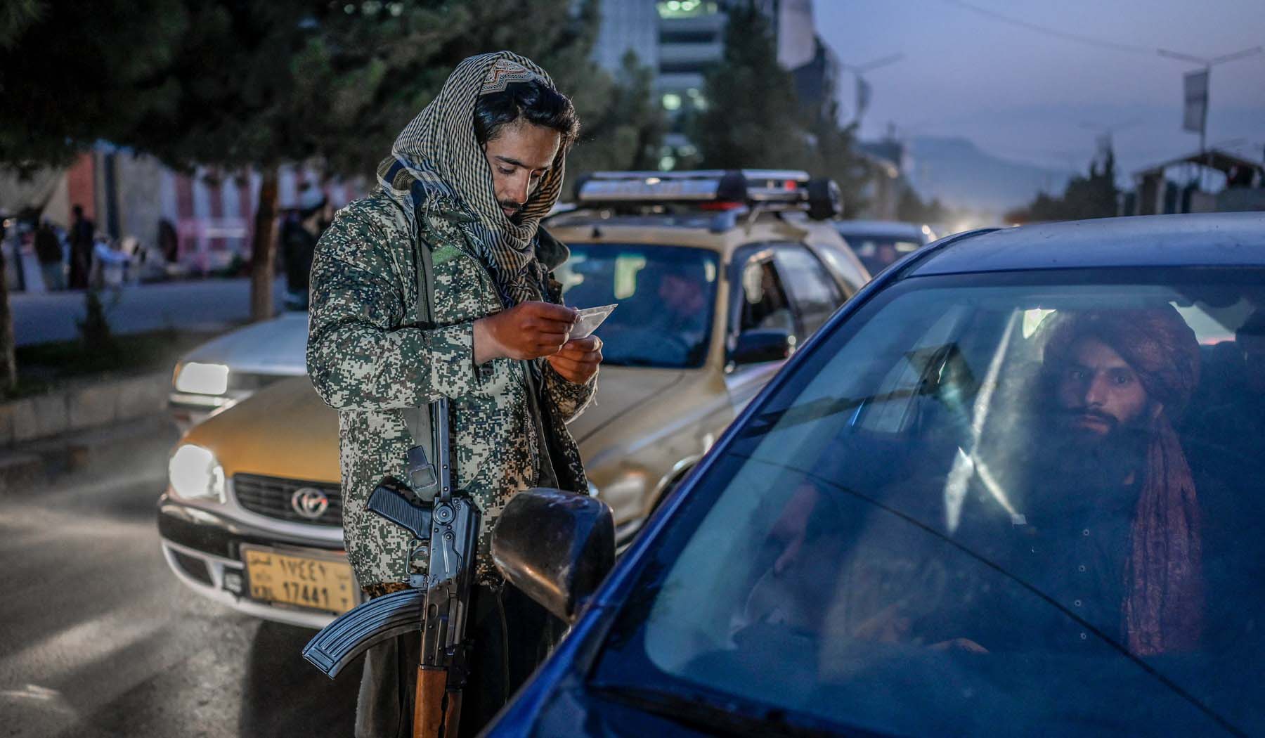 Guvernul taliban schimbă cărţile de identitate și paşapoartele afganilor. Ce va scrie pe noile documente