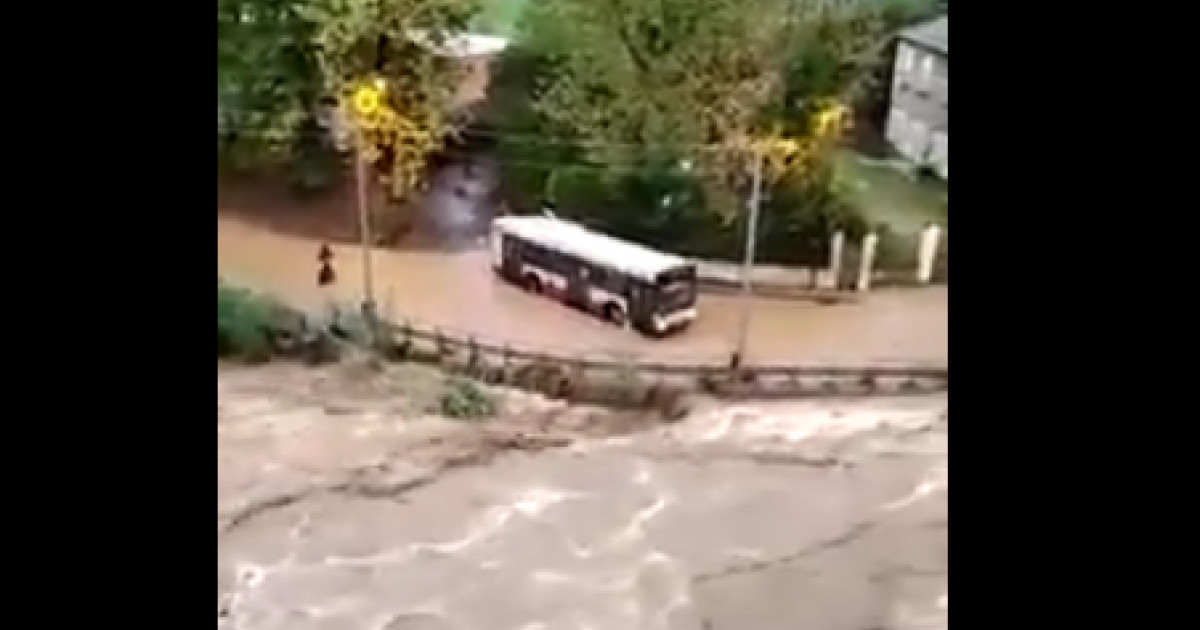 Grandi alluvioni in Italia e Francia.  L’acqua che precipitava nelle città ricopriva completamente le strade e spazzava via le auto