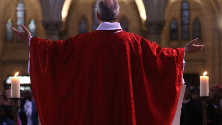Preot catolic oficiază o slujbă în Franța