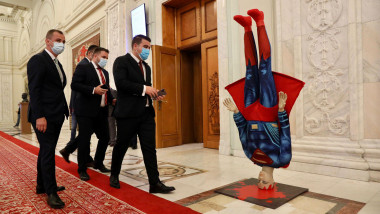Social democrații au adus în Parlament o machetă cu Superman cu capul în jos