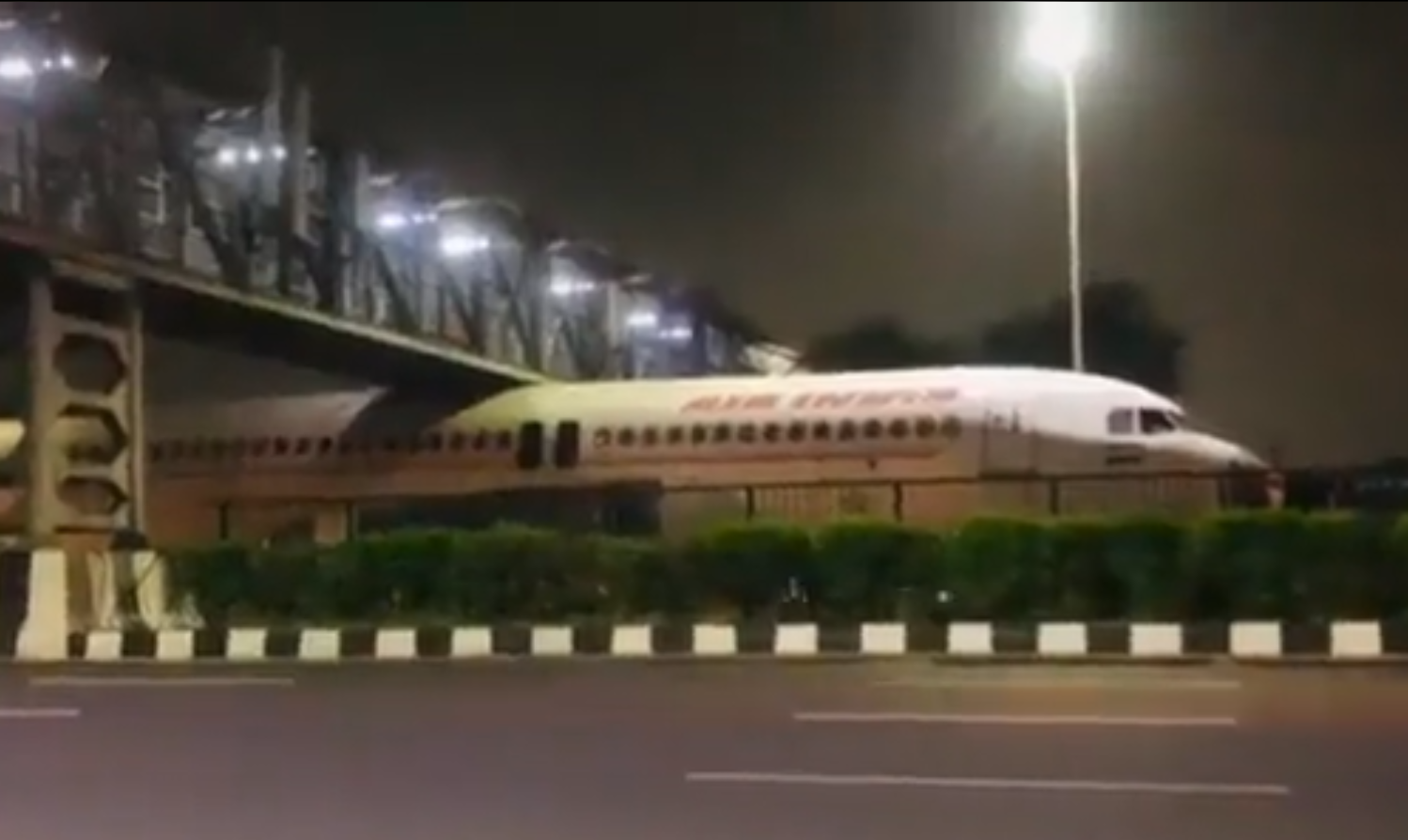 Un avion Air India a rămas blocat sub un pod în timp ce era transportat