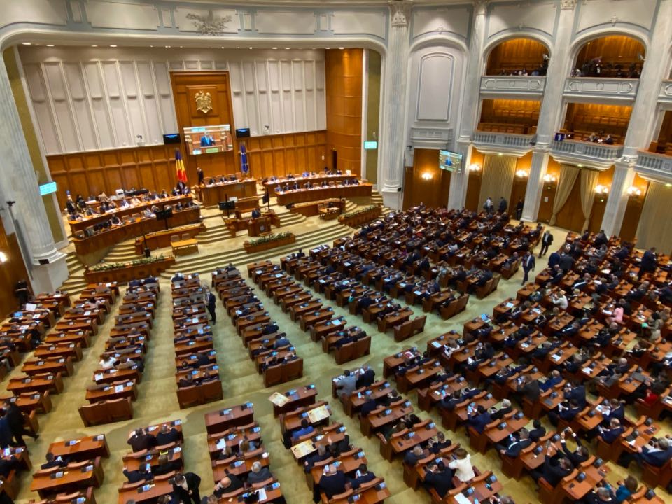 Moțiunea de cenzură împotriva Guvernului Bolojan va fi dezbătută și votată astăzi în Parlament