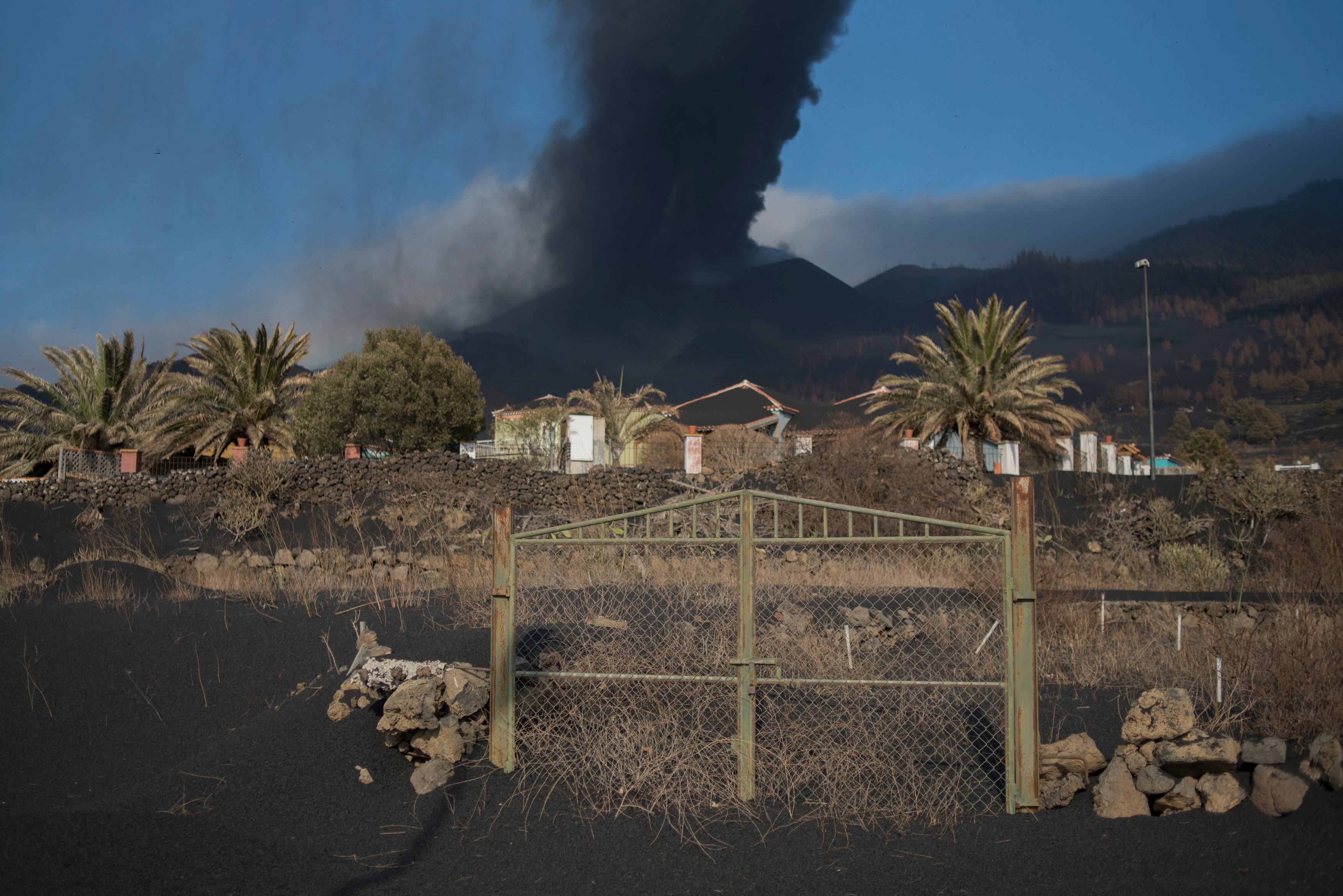 Cum este să locuiești acum în La Palma. "Viața noastră e într-o valiză. Casa noastră a dispărut, la fel și pământul"