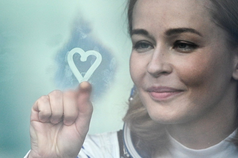 Actrița rusoaică Yulia Peressild desenează o inimă din abur pe geam