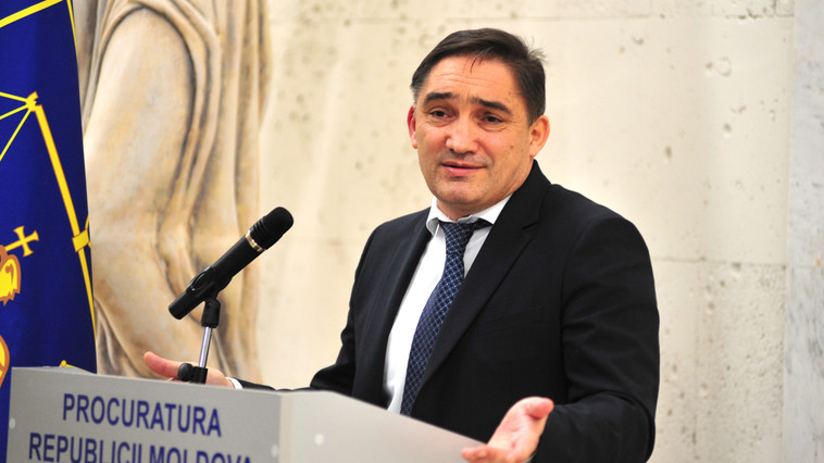 Procurorul general al Republicii Moldova, reținut pentru 72 de ore. Percheziții cu mascații la biroul său VIDEO
