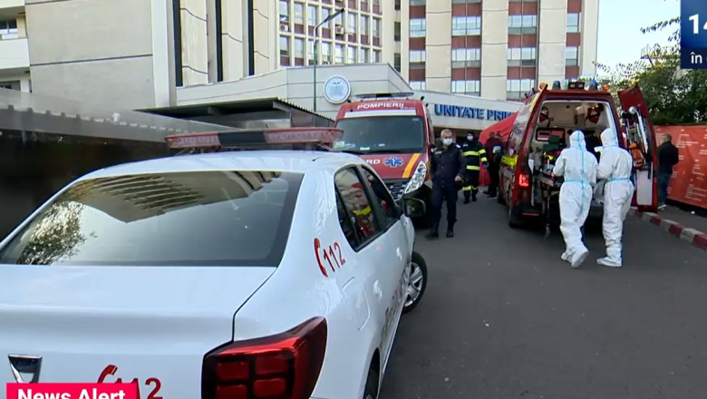 i. În curtea Spitalului Universitar din București este coadă de ambulanțe