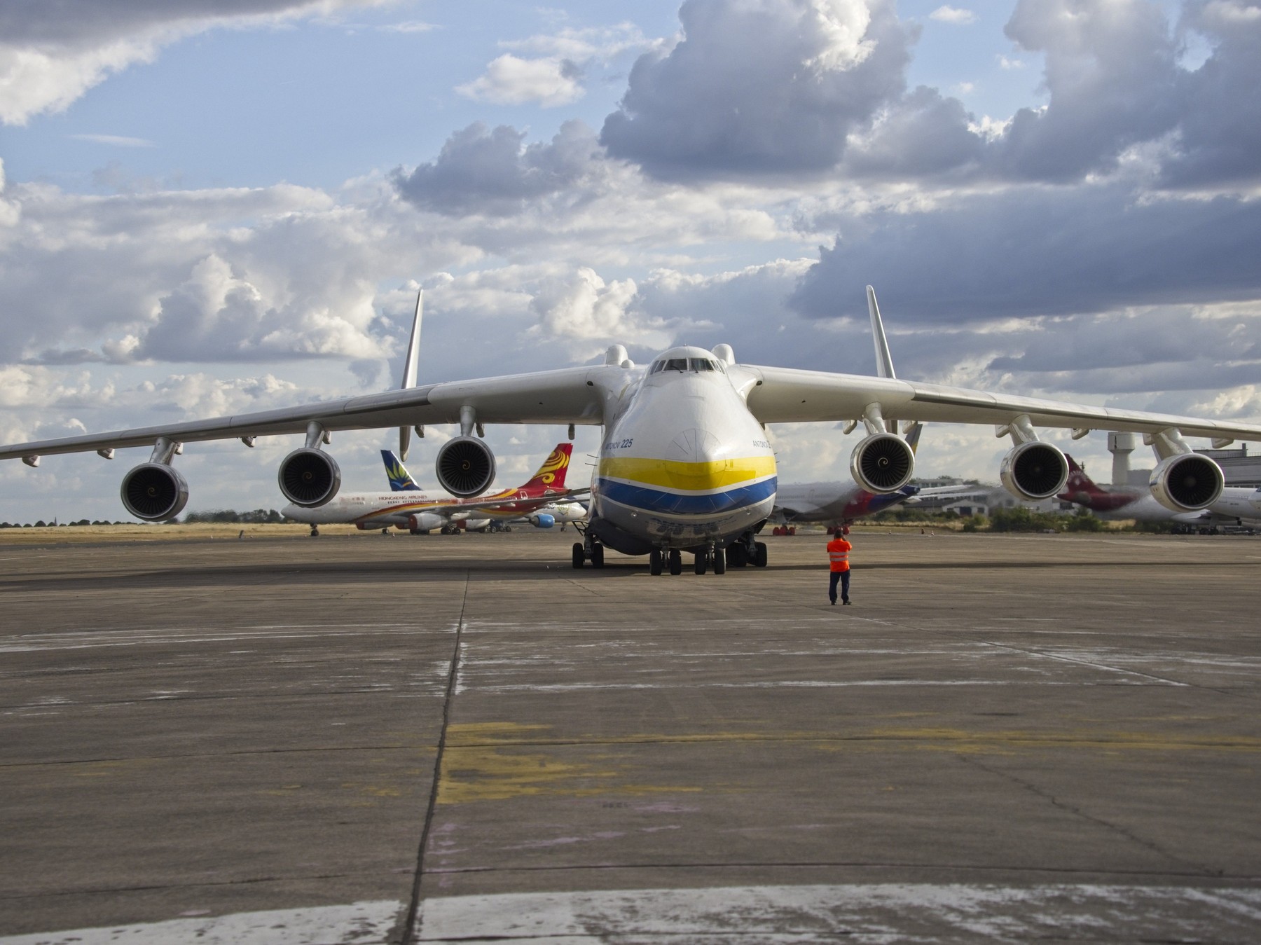 GALERIE FOTO. Cel mai mare avion cargo din lume va ateriza mâine în România