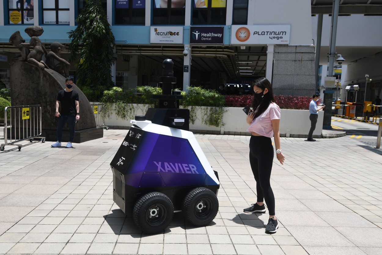 „Lumea distopică” din Singapore, unde oamenii sunt supravegheați acum și cu roboții de patrulare: „Îmi amintesc de Robocop”