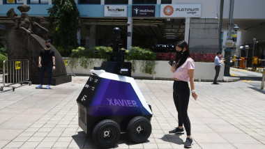 robot partruland pe strada, in singapore