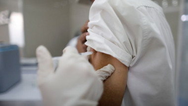 persoana vaccinata de medic cu manusi albe