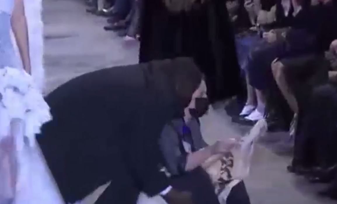 VIDEO. Prezentare de modă a unei case celebre, perturbată de două activiste infiltrate printre manechine