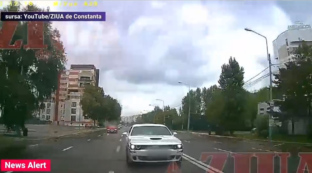 VIDEO. Accident grav în Mamaia. Un tânăr a murit la scurt timp după ce a fost filmat când dădea flash-uri mașinilor din calea sa