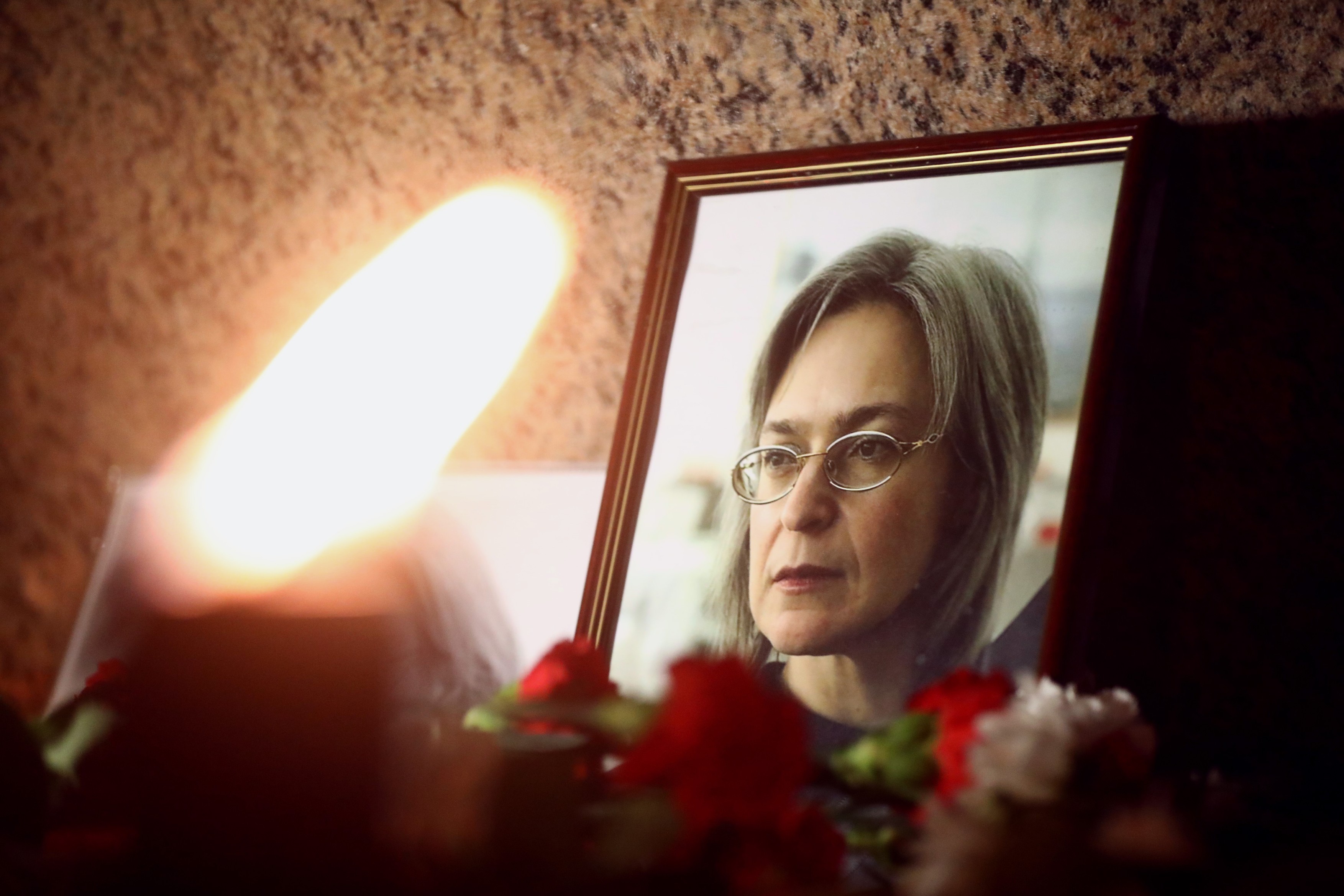 15 ani de la asasinarea Annei Politkovskaia, jurnalista rusă ucisă de ziua lui Putin. Nici acum nu se ştie cine a ordonat crima