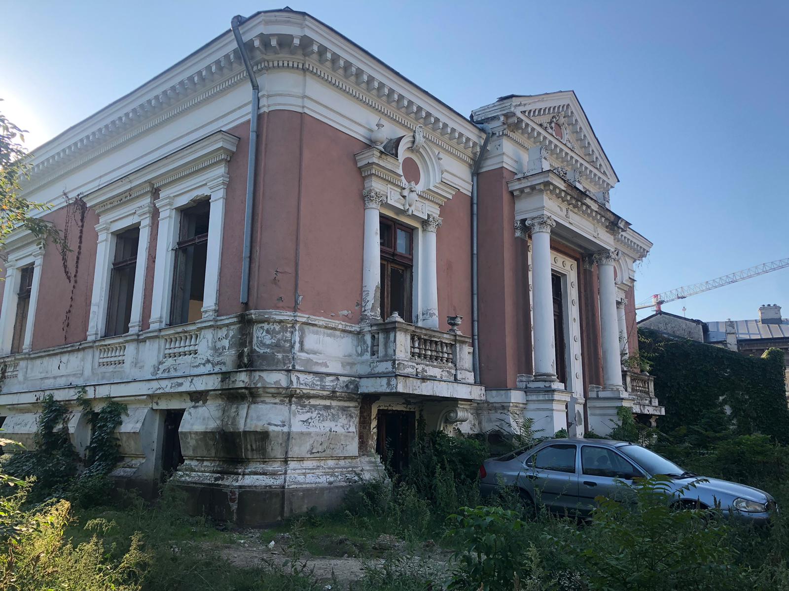 Casa primarului Dobrescu, "Primarul Târnăcop", care-a făcut din București "Micul Paris", e acum o ruină fără geamuri