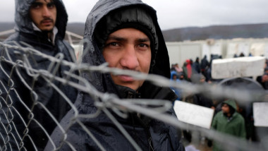 Migranți la frontiera dntre Bosnia și Croația.