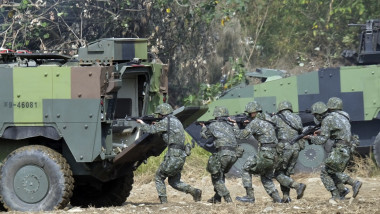 Soldați din Taiwan urcă într-un vehicul blindat