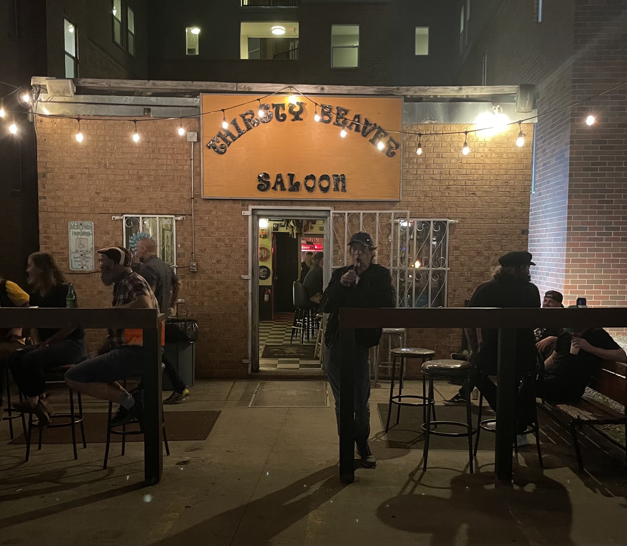 Mick Jagger a intrat într-un bar plin de fani care-şi luaseră bilet la un concert The Rolling Stones. Nimeni nu l-a recunoscut