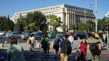 oameni-strada-piata-victoriei-din-bucuresti