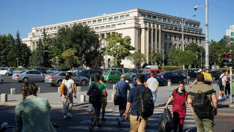 Trei sferturi dintre români cred că țara merge într-o direcție greșită. Încrederea în politicieni, la cote minime (sondaj)