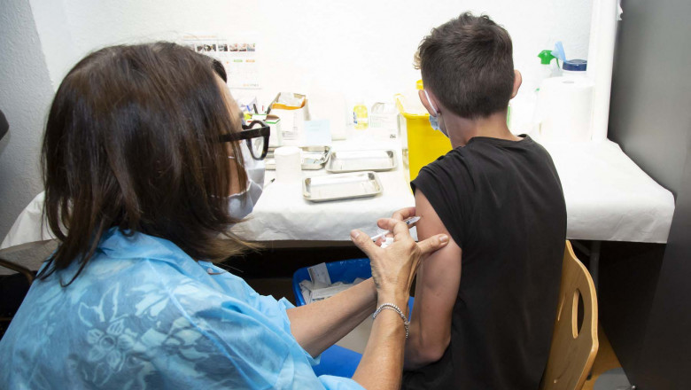 asistenta vaccineaza un adolescnt