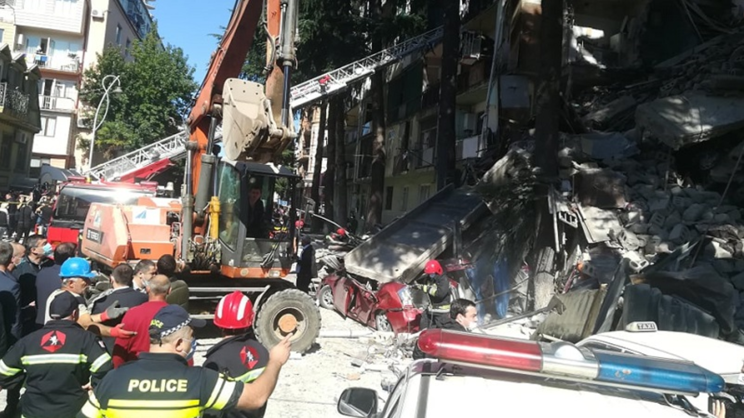 Un bloc de cinci etaje din Georgia s-a prăbușit. Trei persoane, inclusiv un copil, au fost salvate de sub dărâmături