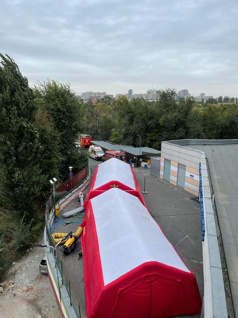 Aproape toată România e în scenariul roșu! Doar 3 județe mai au incidență sub 3 la mie. În spitale, pacienții stau pe scaun la Urgențe, cu masca de oxigen. UN SINGUR pat la ATI 3 ambulante-spital-universitar-digi2