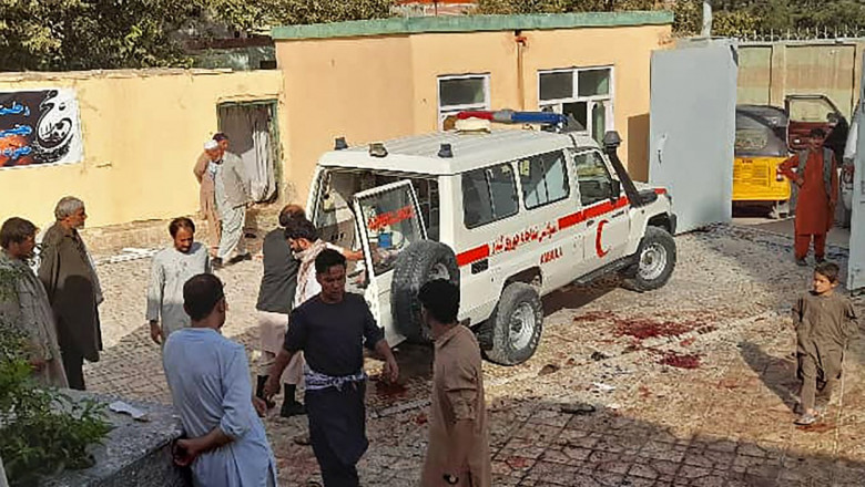 Ambulanță în curtea unei moschei