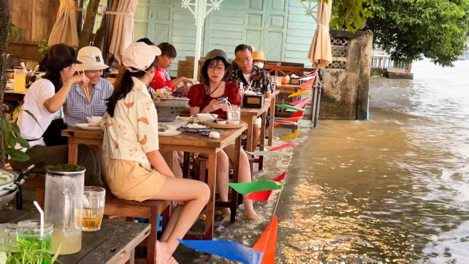 Flood turns riverside Thai restaurant into unlikely bustling attraction