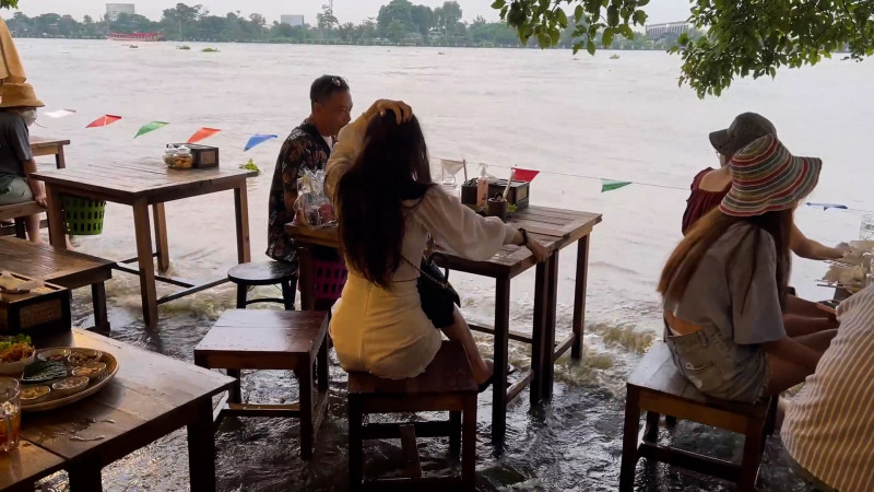 Flood turns riverside Thai restaurant into unlikely bustling attraction