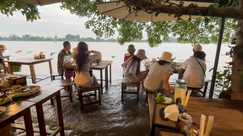 Flood turns riverside Thai restaurant into unlikely bustling attraction