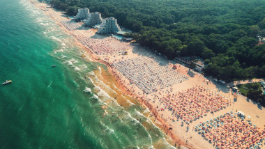vedere de sus a litoralului din albena cu turisti pe plaja