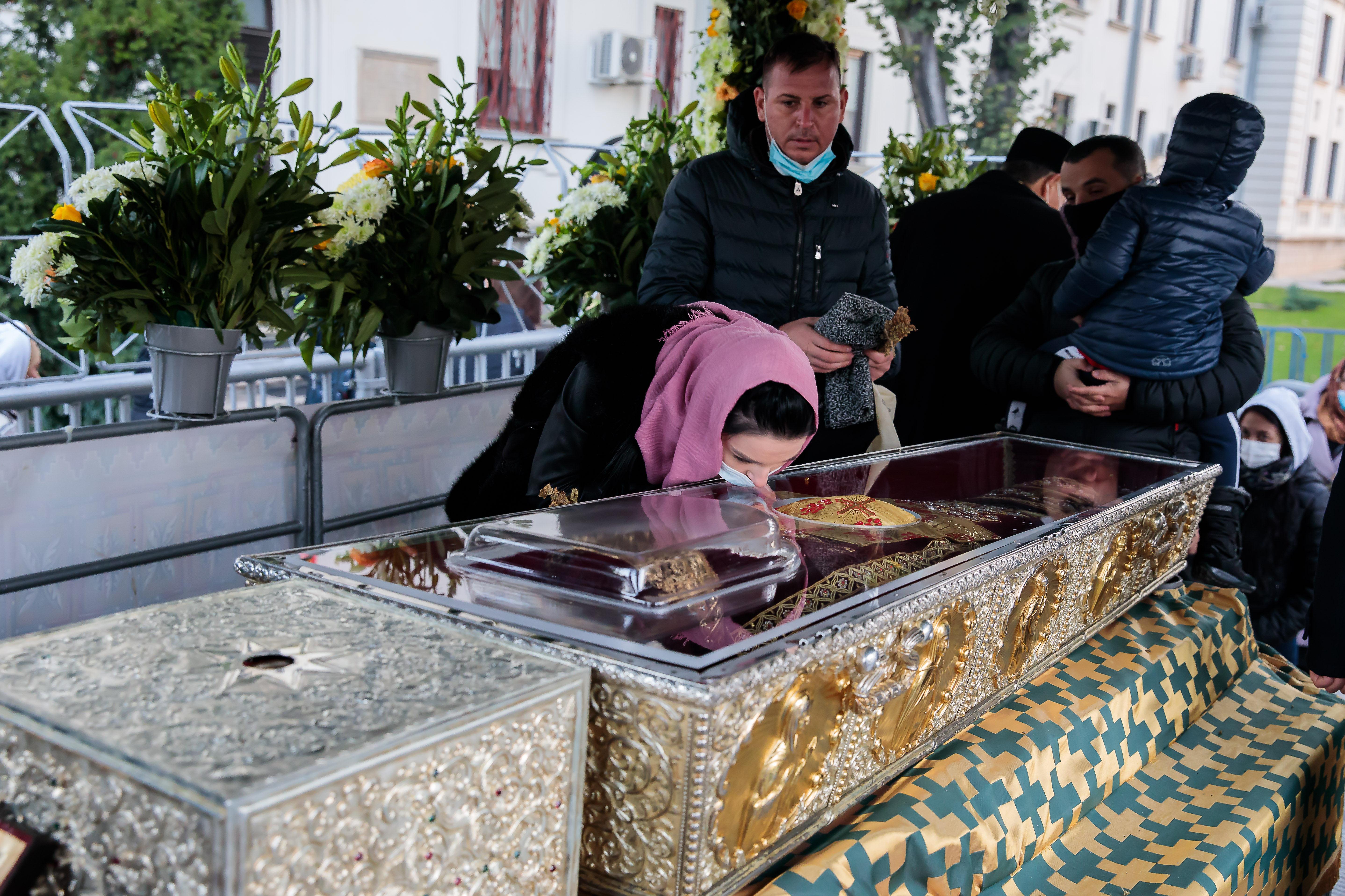 Racla Sfintei Parascheva este dezinfectată la fiecare 10 minute. Reacția lui Raed Arafat, întrebat despre pelerinajele în plin val 4