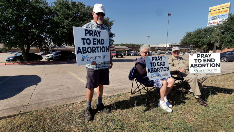 Planned Parenthood clinis in the shopping center along I-35E in Denton, Texas is picketed by "40 Days for Life" prayer vigil. Texas residentents started protesting on September 16th and will picket till the end of October. Forty days. Anti-abortion activi