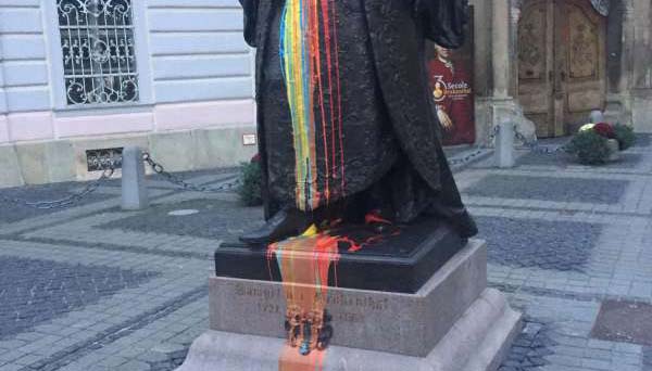 Statuia baronului von Brukenthal din Sibiu, mânjită cu vopsea în culorile tricolorului. Făptașul a fost filmat