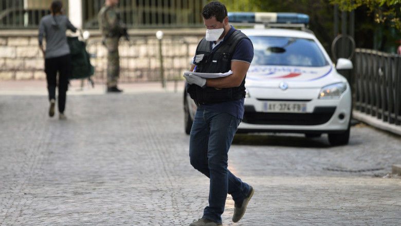 politisi ia notite in fata unei masini de politie in paris